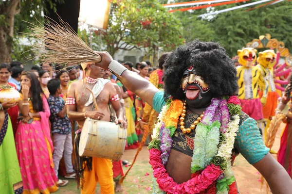 Bailarines Tradicionales Indios Disfrazados Carnaval Hyderabad India Marzo 2022 —  Fotos de Stock