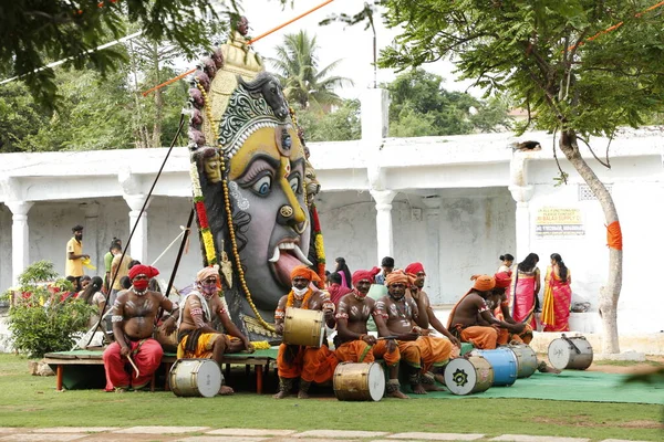 インドの伝統舞踊家 カーニバルに参加ハイデラバードインド2022年3月6日 — ストック写真