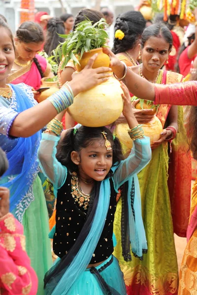 Indyjskie Tradycyjne Tancerki Przebraniu Karnawale Hyderabad Indie Marca 2022 — Zdjęcie stockowe