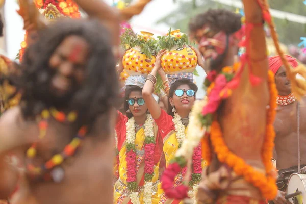 Indiai Hagyományos Táncosok Egy Öltözékben Karnevál Hyderabad India Március 2022 — Stock Fotó