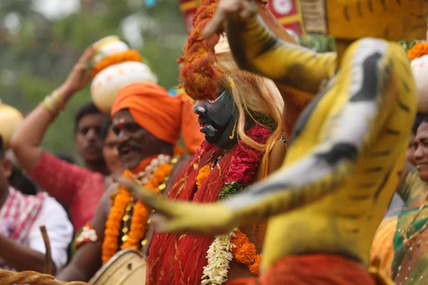 インドの伝統舞踊家 カーニバルに参加ハイデラバードインド2022年3月6日 — ストック写真