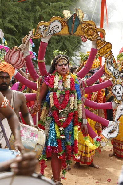 Hintli Geleneksel Dansçılar Hyderabad kılığında 6 Mart 2022