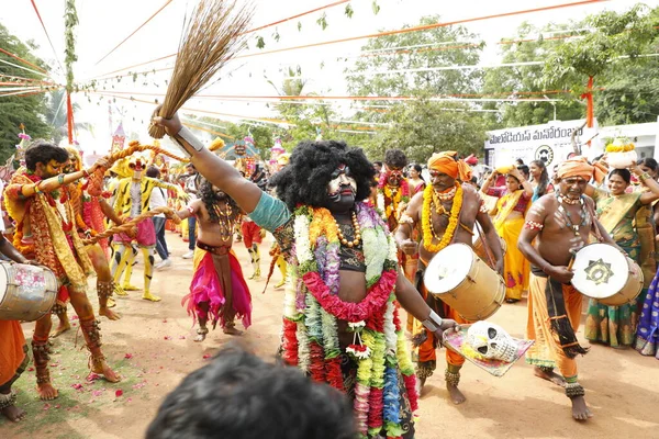 Bailarines Tradicionales Indios Disfrazados Carnaval Hyderabad India Marzo 2022 —  Fotos de Stock