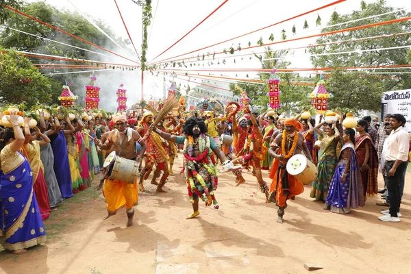 Hint Geleneksel Dansçılar Mart 2022 Hyderabad Karnavalı Nda Kılık Değiştirdiler — Stok fotoğraf