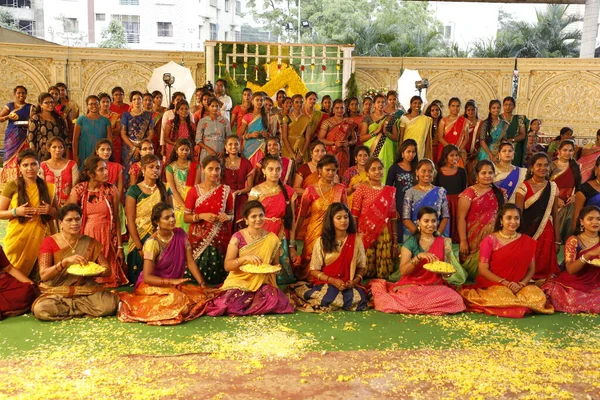 伝統的なドレスと機能しているインドの女の子6 3月2022ハイデラバードインド — ストック写真