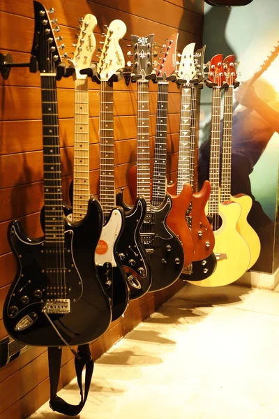 Instrumento Música Guitarras Exhibición —  Fotos de Stock