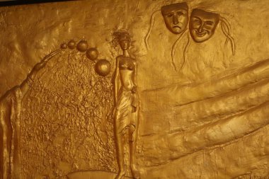 5 Mart 2022 Hyderabad Hindistan Anıtı 'ndaki Soyut Altın Heykel