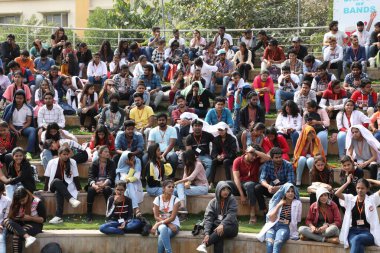 Seyirciler 5 Mart 2022 'de Hyderabad' ın Hindistan Açık Hava Konferans Salonu 'nda alkışlıyorlar.