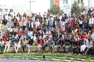 Seyirciler 5 Mart 2022 'de Hyderabad' ın Hindistan Açık Hava Konferans Salonu 'nda alkışlıyorlar.