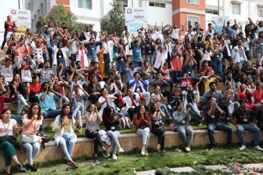 Seyirciler 5 Mart 2022 'de Hyderabad' ın Hindistan Açık Hava Konferans Salonu 'nda alkışlıyorlar.