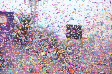 Renkli Kâğıtların Küçük Parçaları