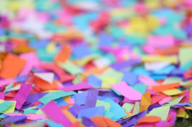 Renkli Kâğıtların Küçük Parçaları