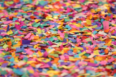 Renkli Kâğıtların Küçük Parçaları