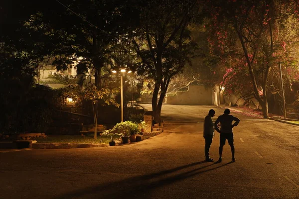 Hastanedeki insanların silueti