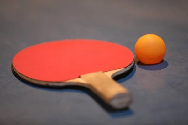 乒乓球在乒乓球桌上的击球 — 图库照片