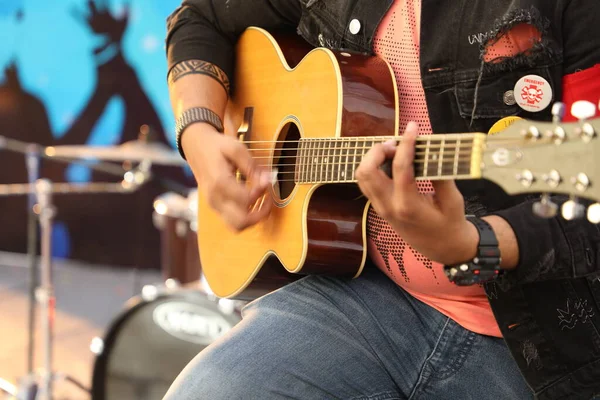 Músico Com Guitarra Palco — Fotografia de Stock