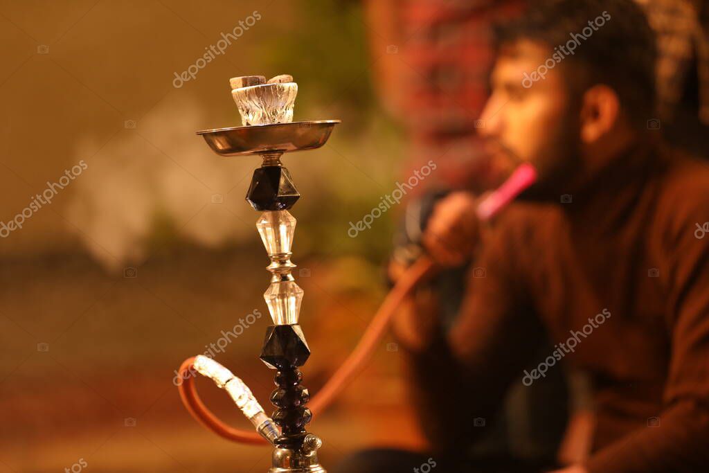 Hombre con Hookah en el restaurante 5 marzo 2022 Hyderabad India 2024