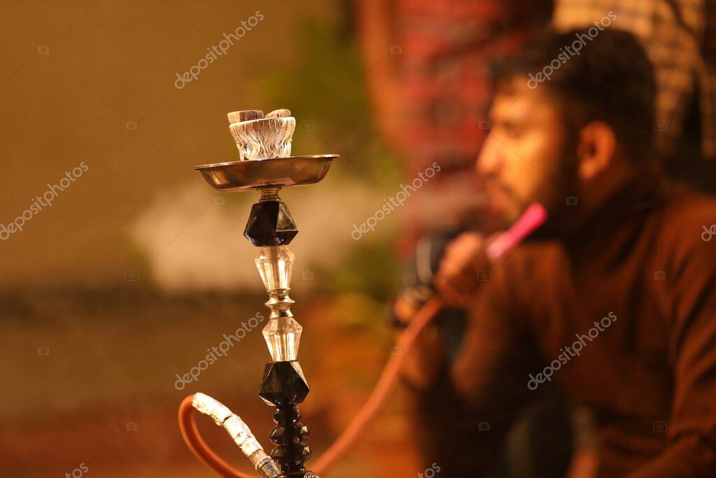 Hombre con Hookah en el restaurante 5 marzo 2022 Hyderabad India 2023