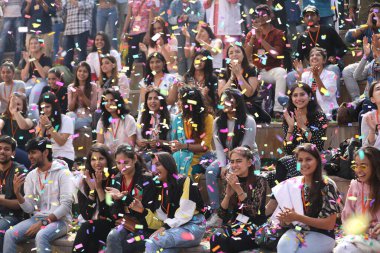 Renkli Kâğıtların Küçük Parçaları