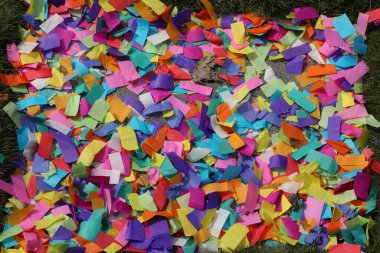 Renkli Kâğıtların Küçük Parçaları