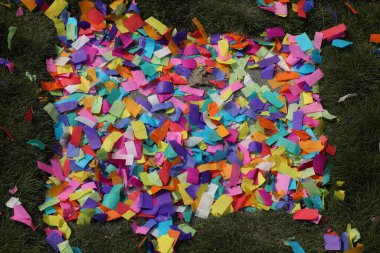 Renkli Kâğıtların Küçük Parçaları