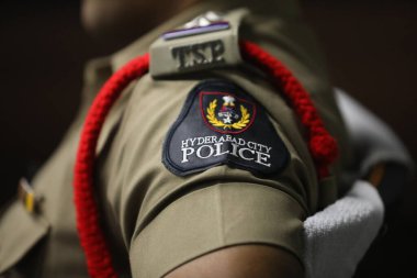 Hint Polisi Yakından Giyin