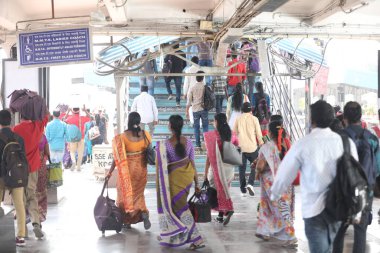 Hyderabad tren istasyonundaki yolcular 6 Mart 2022