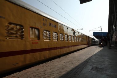 Hyderabad tren istasyonundaki yolcular 6 Mart 2022