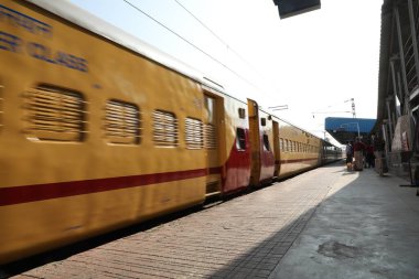 Hyderabad tren istasyonundaki yolcular 6 Mart 2022