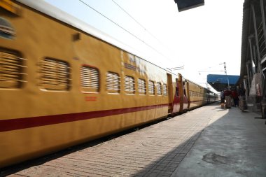 Hyderabad tren istasyonundaki yolcular 6 Mart 2022