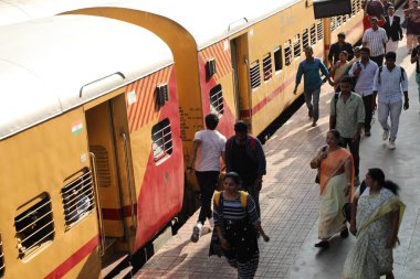 Hyderabad tren istasyonundaki yolcular 6 Mart 2022
