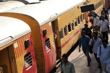 Hyderabad tren istasyonundaki yolcular 6 Mart 2022
