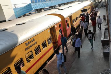 Hyderabad tren istasyonundaki yolcular 6 Mart 2022