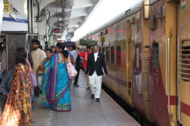 Hyderabad tren istasyonundaki yolcular 6 Mart 2022