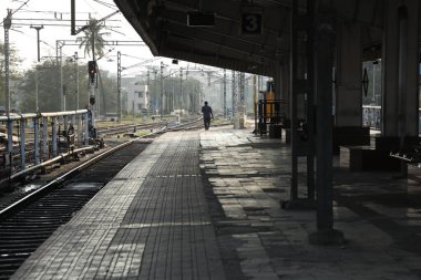 Hyderabad tren istasyonundaki yolcular 6 Mart 2022