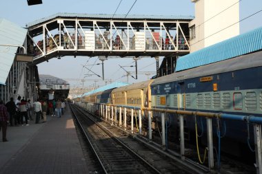 Hyderabad tren istasyonundaki yolcular 6 Mart 2022
