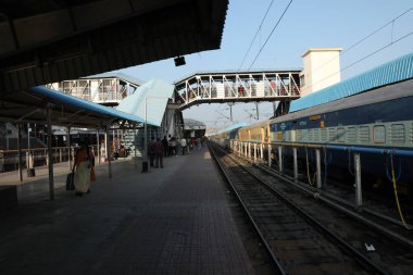 Hyderabad tren istasyonundaki yolcular 6 Mart 2022