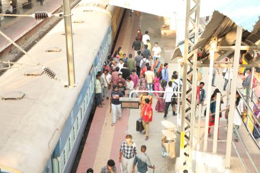 Hyderabad tren istasyonundaki yolcular 6 Mart 2022