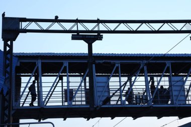 Hyderabad tren istasyonundaki yolcular 6 Mart 2022