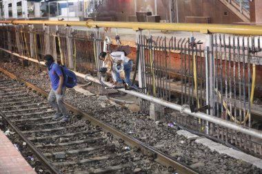 Hyderabad tren istasyonundaki yolcular 6 Mart 2022