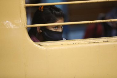 Hyderabad tren istasyonundaki yolcular 6 Mart 2022