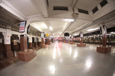 Hyderabad tren istasyonundaki yolcular 6 Mart 2022