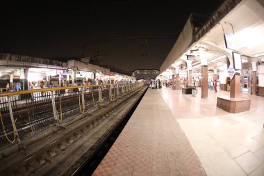 Hyderabad tren istasyonundaki yolcular 6 Mart 2022