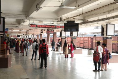 Hyderabad tren istasyonundaki yolcular 6 Mart 2022