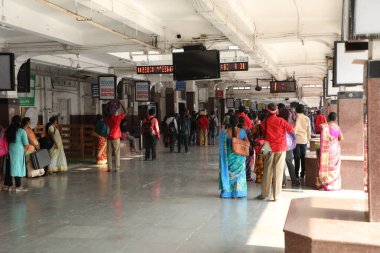 Hyderabad tren istasyonundaki yolcular 6 Mart 2022