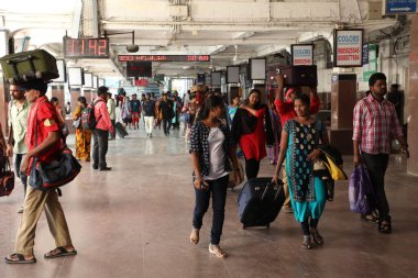 Hyderabad tren istasyonundaki yolcular 6 Mart 2022