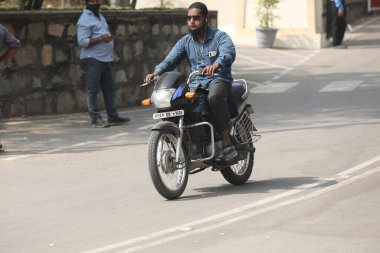 5 Mart 2022 Hyderabad Hindistan 'da motosiklet sürücüleri kolajda