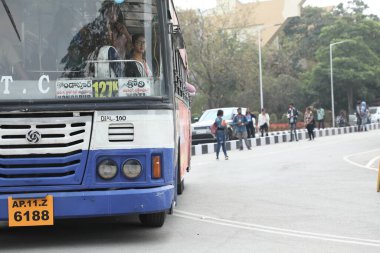 6 Mart 2022 'de Hyderabad Kolej Kampüsü' nde mühendislik öğrencileri.