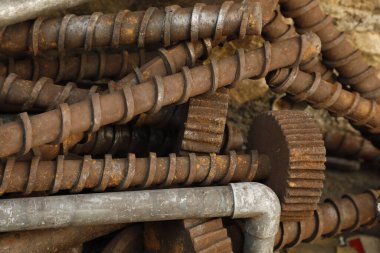 Araba kulübesinde eski aletler