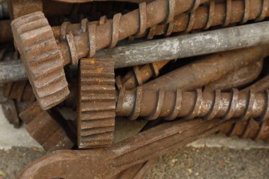 Araba kulübesinde eski aletler